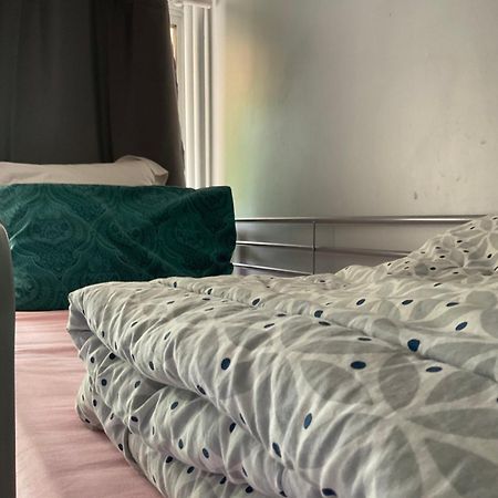 Female-Dortoir Femme -Dorm Shared Room Paris Бобини Екстериор снимка
