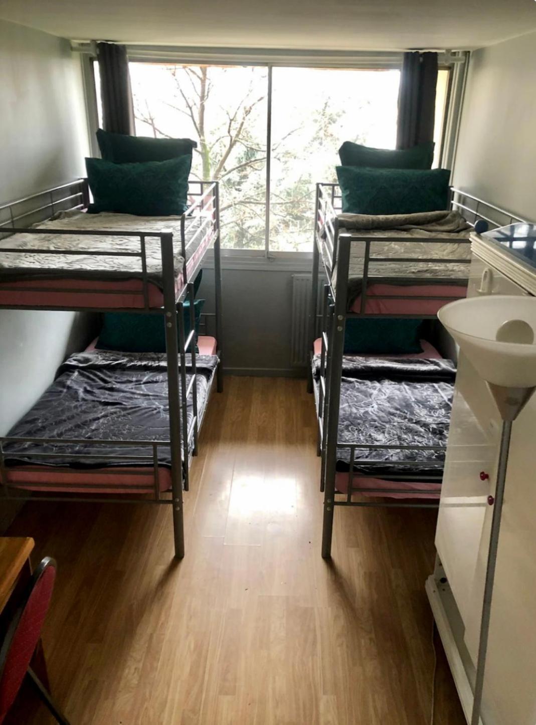 Female-Dortoir Femme -Dorm Shared Room Paris Бобини Екстериор снимка